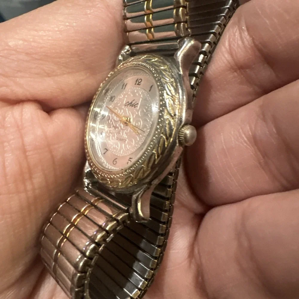 Works Chic Women's Watch Gold Tone Swirl Design Dainty Strap NEW BATTERY 28mm 7